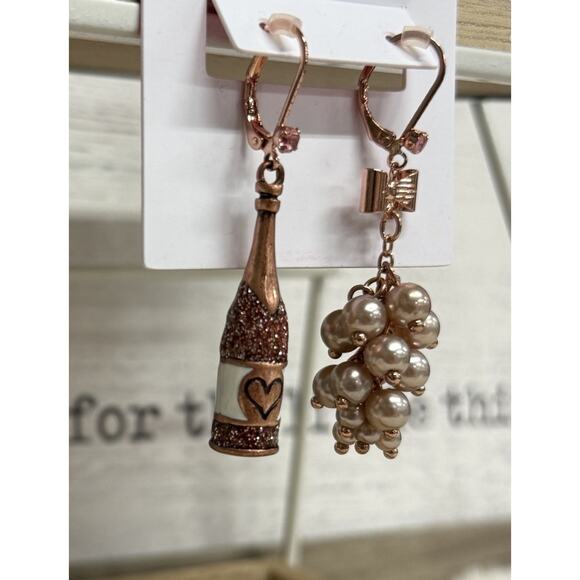Betsey Johnson Champagne Pearl Mismatched Drop Earrings Rose Gold Holiday NYE - Picture 3 of 6